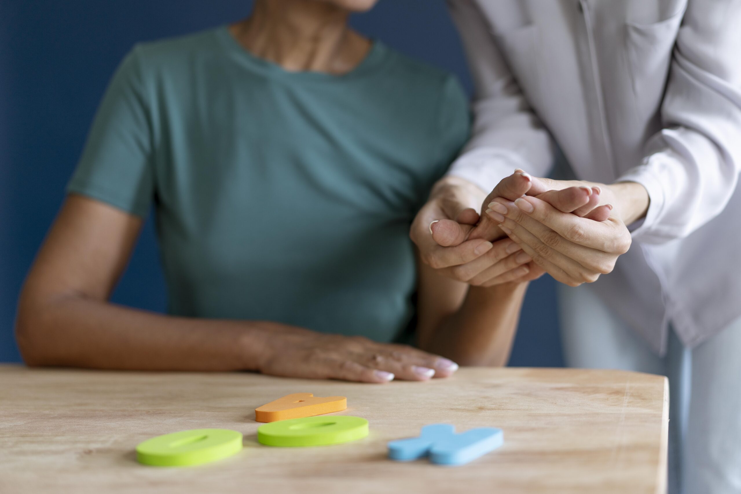 mujer-haciendo-una-sesion-de-terapia-ocupacional-con-un-psicologo (2)