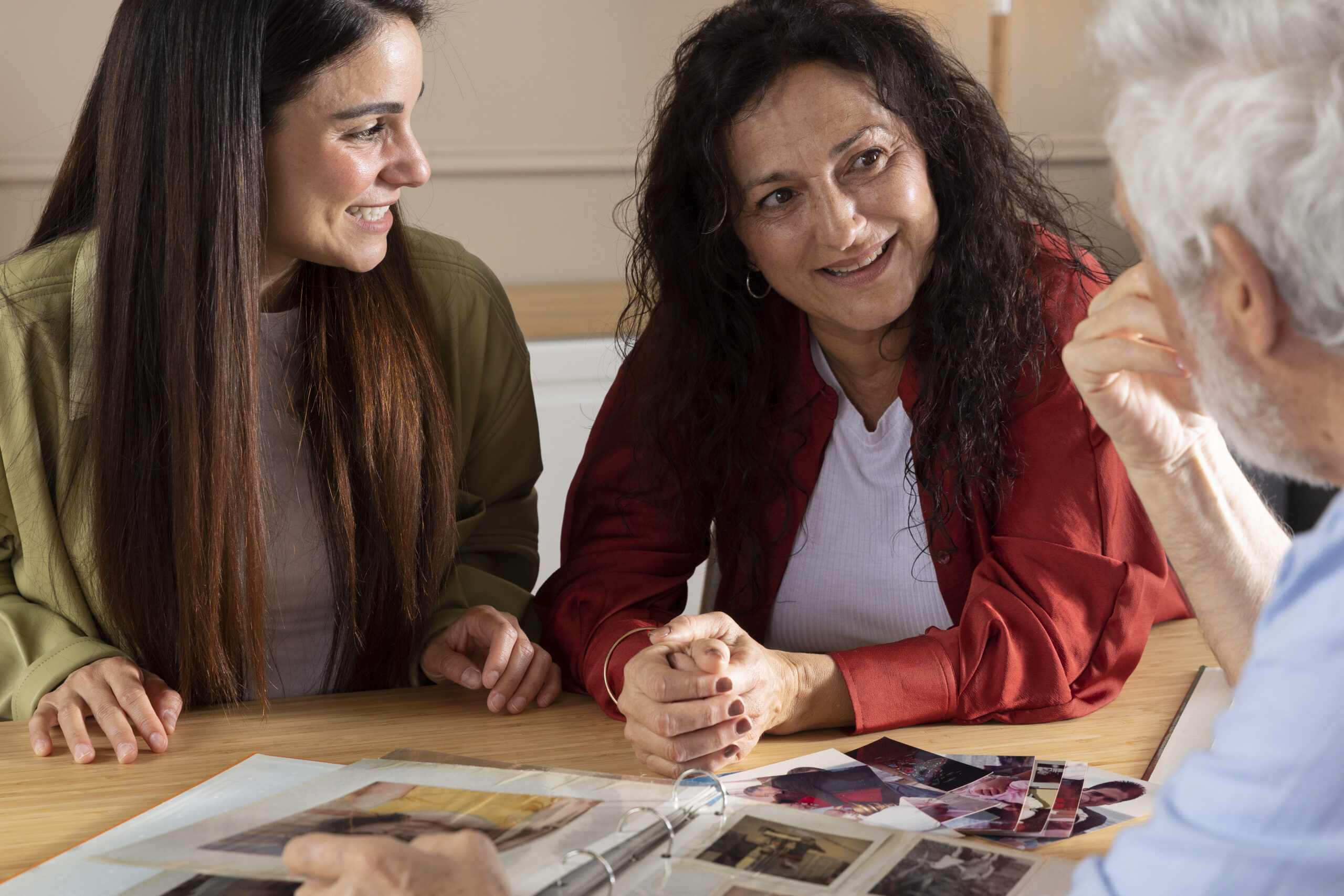 personas-mirando-album-de-fotos